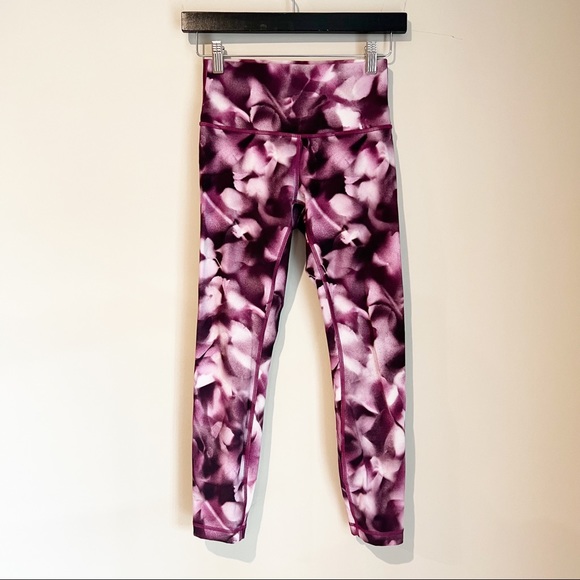 Lululemon Wunder Under Hi-Rise 7/8 Tight
Blush Blossom Alpine White Candy Pink - Picture 7 of 10